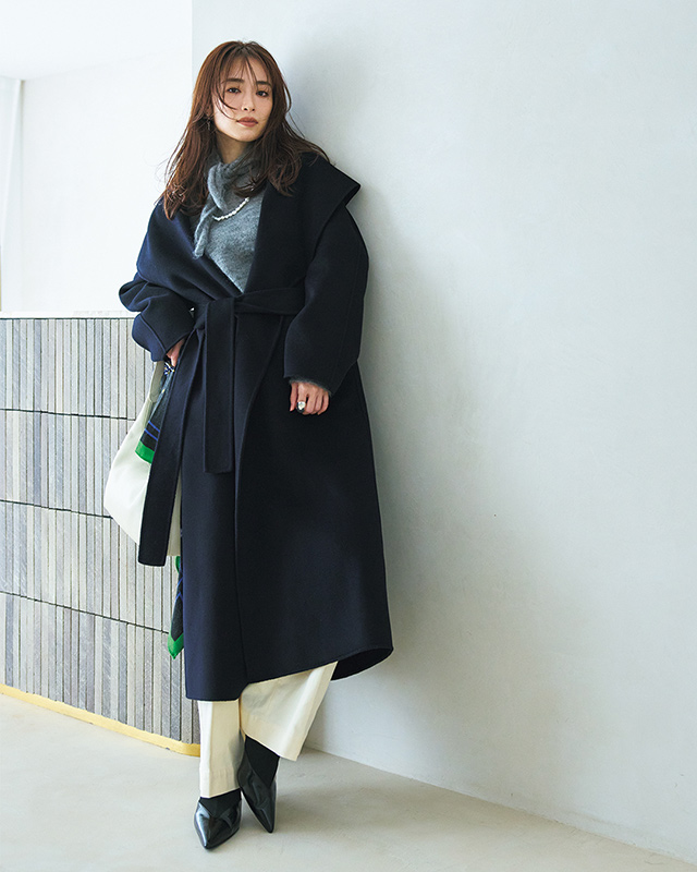 ネイビーのカシミアコート×共布スカーフを巻いたグレーニット×白パンツコーデ