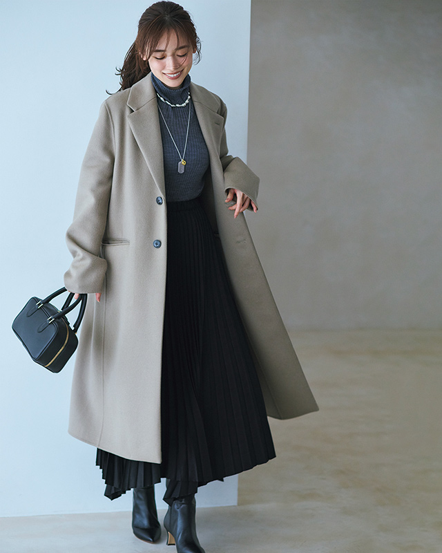 ライトグレーのカシミアロングコート×濃いグレーのタートルニット×黒プリーツロングスカートコーデ