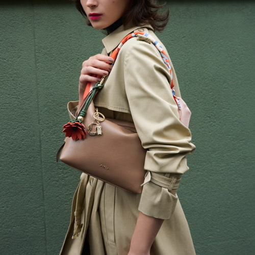 フルラ トニー ミニ ホーボーバッグ着用画像