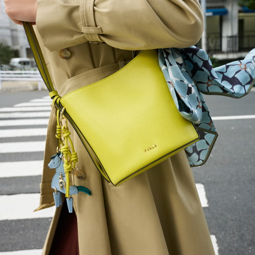 フルラ ロキシー ミニ バケットバッグ着用画像