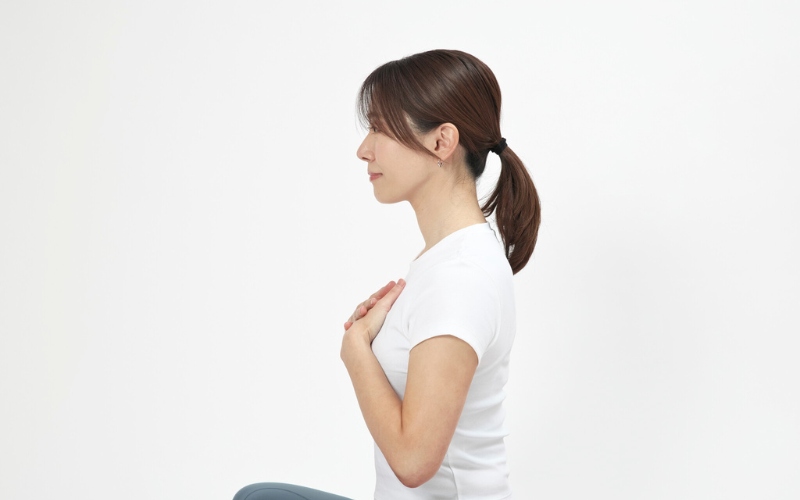 顔を上げる：首のストレッチ①