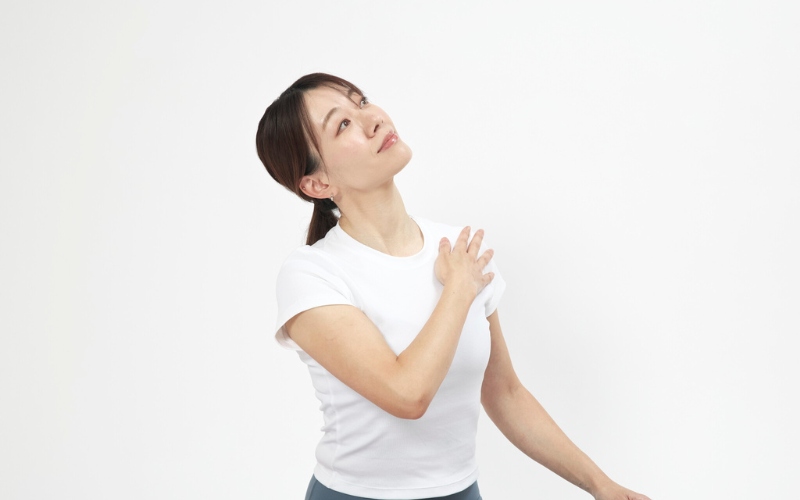 顔を傾ける：首のストレッチ③