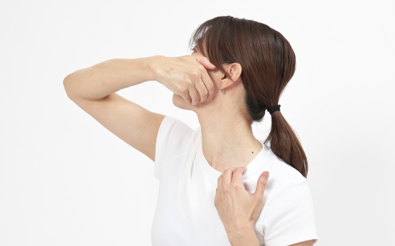 フェイスラインと鎖骨で引っ張り合う：首のストレッチ