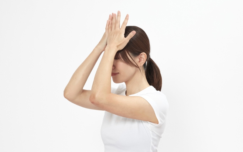 頭を前から押す：首の筋トレ