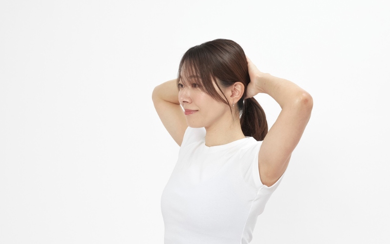 頭を後ろから押す：首の筋トレ
