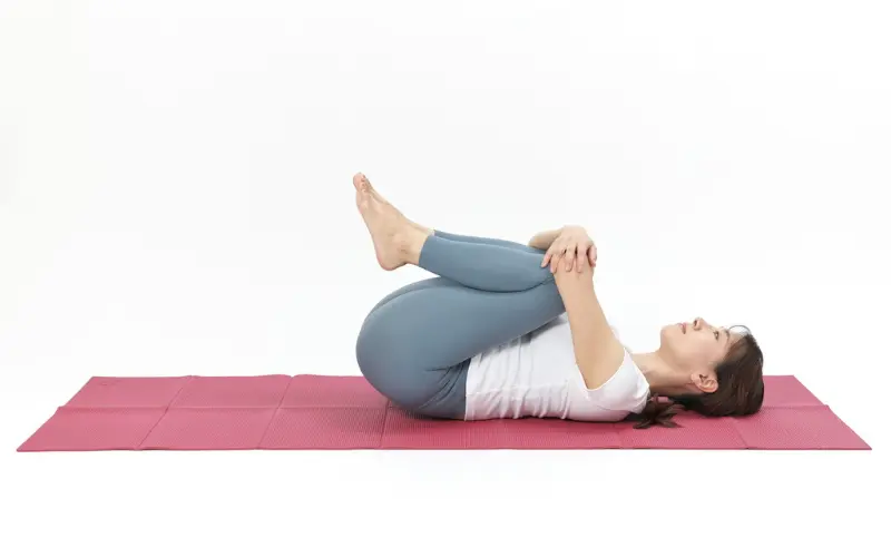 腰の筋肉を緩めるストレッチ②