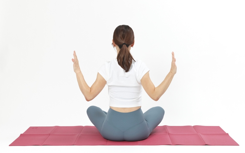 座りながら：背中痩せエクササイズ②