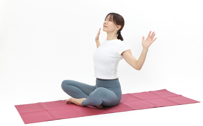 座りながら：胸を開くストレス解消ストレッチ④