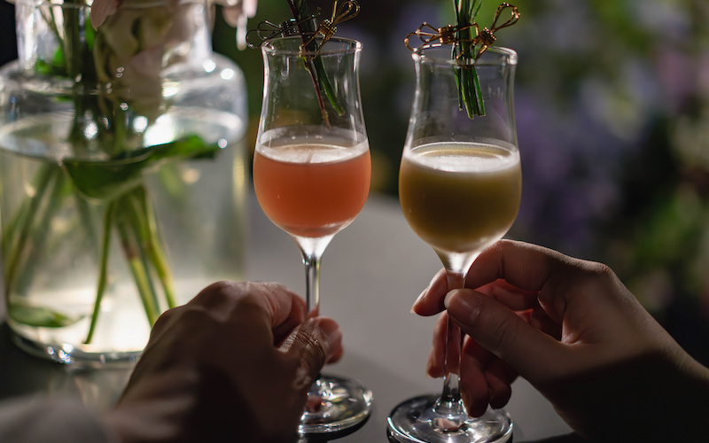 カクテルグラスを乾杯している写真