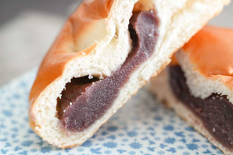 半分に切ったあんパン