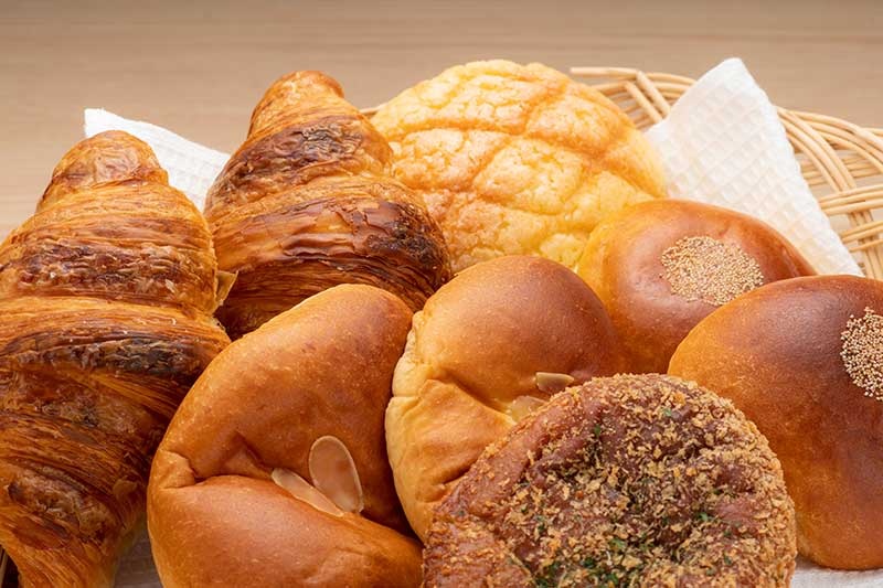 かごに盛られた菓子パン