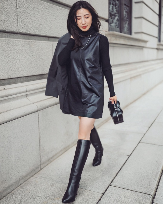 レザー風素材ミニワンピ×ニット