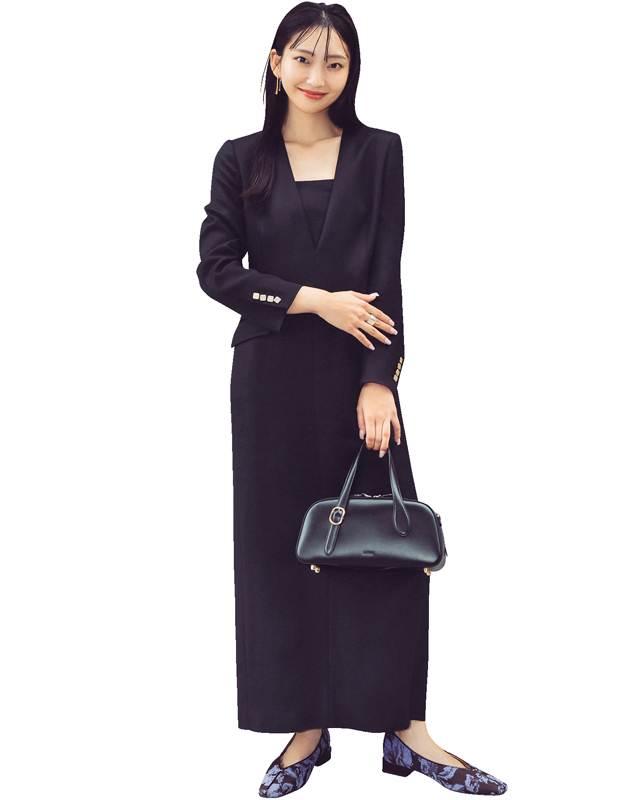 Vネック黒ワンピ