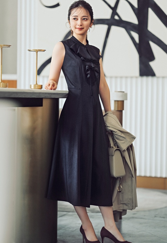 ラッフルデザイン黒ワンピ