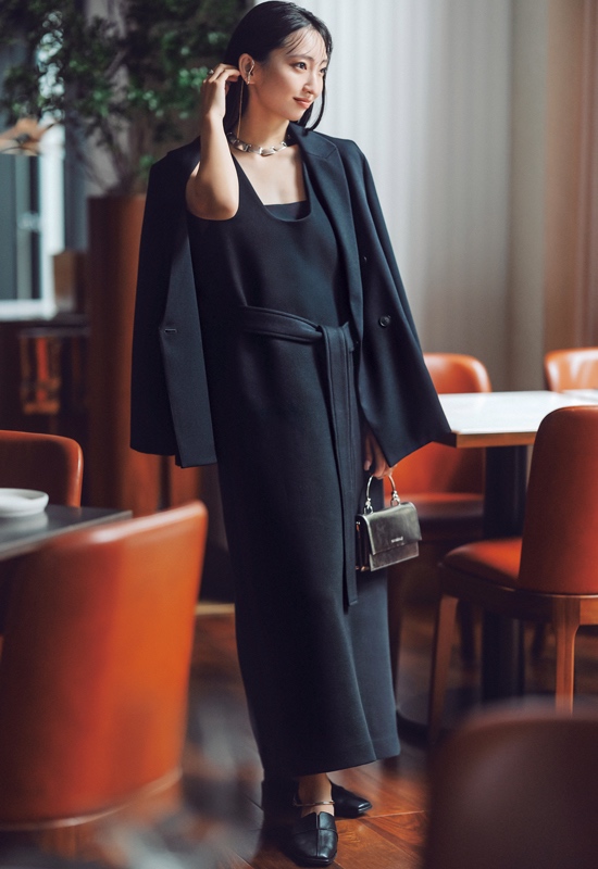 黒ニットワンピ×ジャケット