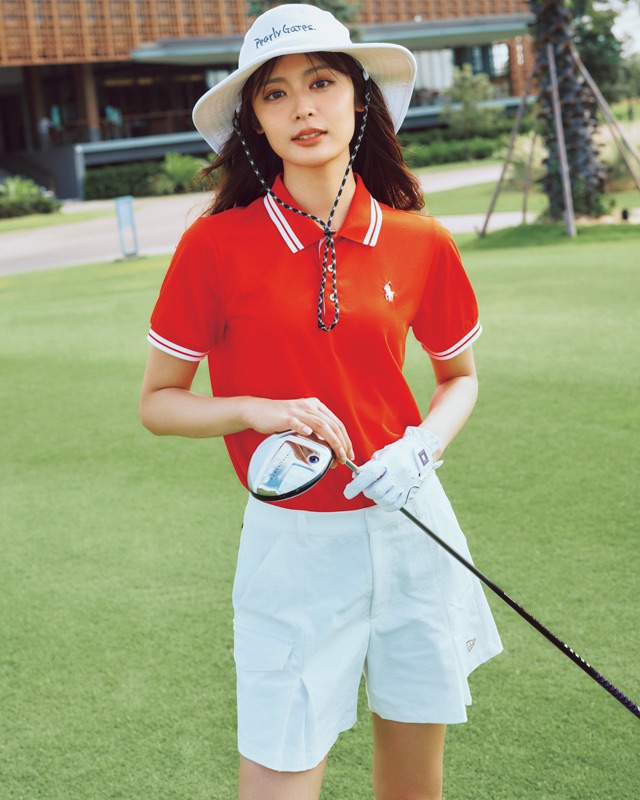 赤ポロシャツ×白ショートパンツ