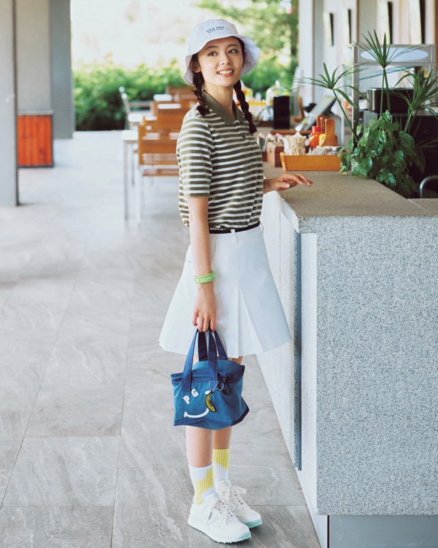 ボーダー柄ポロシャツ×白ミニスカート