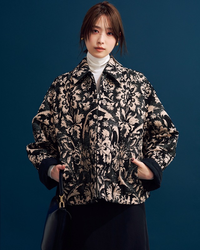 ジャカード素材ブルゾン×黒スカート