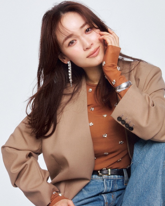 ジャケット×ビジュー付きトップス×デニムパンツ