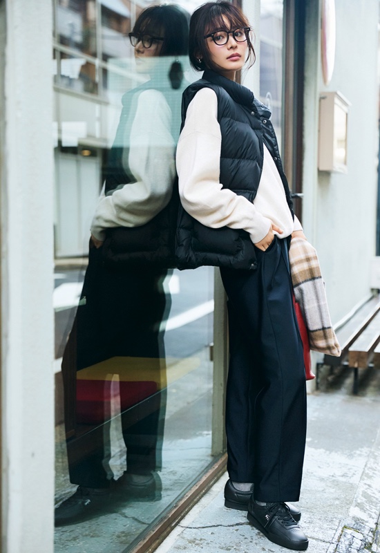 ダウンベスト×白ニット×パンツ×スニーカー