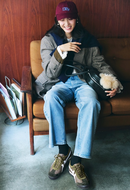 チェック柄ジャケット×肩掛けニット×デニムパンツ×スニーカー