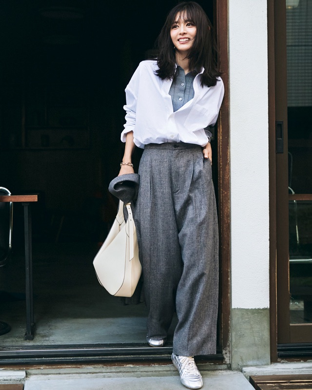 白シャツ×ポロニット×ワイドパンツ×スニーカー