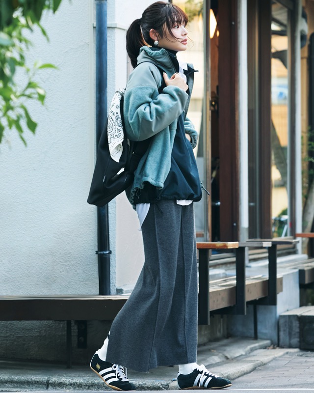 ジャケット×アノラック×スカート×スニーカー