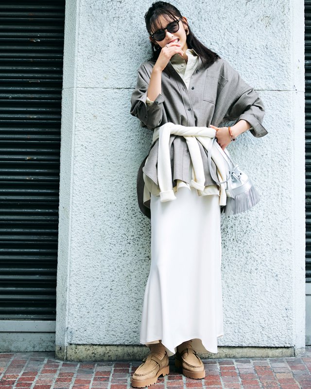 シャツレイヤード×白スカート