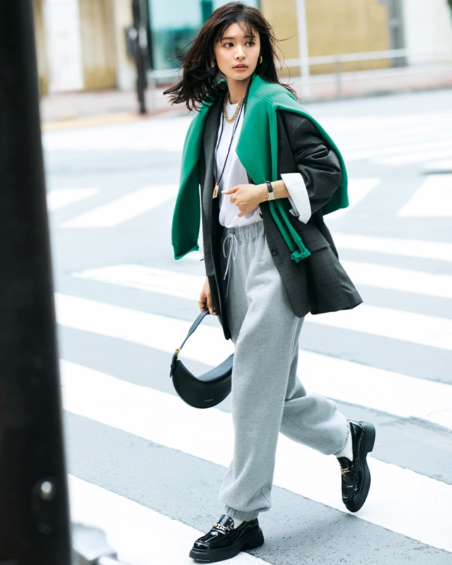 ジャケット×スウェットパンツ×ローファー