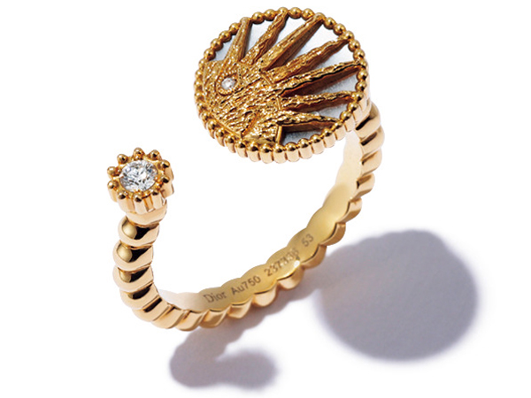 リング［ローズ セレスト／YG、DIA、マザーオブパール］￥640,000（クリスチャン ディオール〈ディオール ファイン ジュエリー〉）