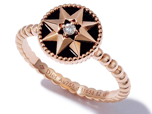 リング［ローズ デ ヴァン／PG、DIA、オニキス］￥435,000（クリスチャン ディオール〈ディオール ファイン ジュエリー〉）