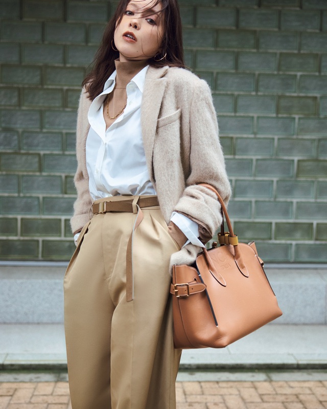 ベージュジャケット×白シャツ×ベージュパンツ