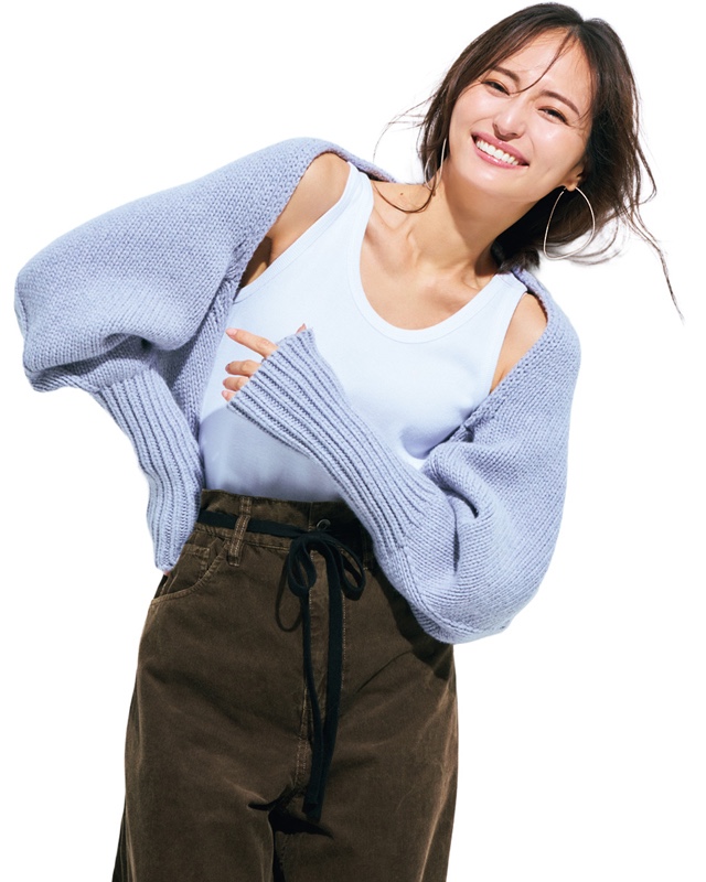 ニットボレロ×白タンク×パンツ