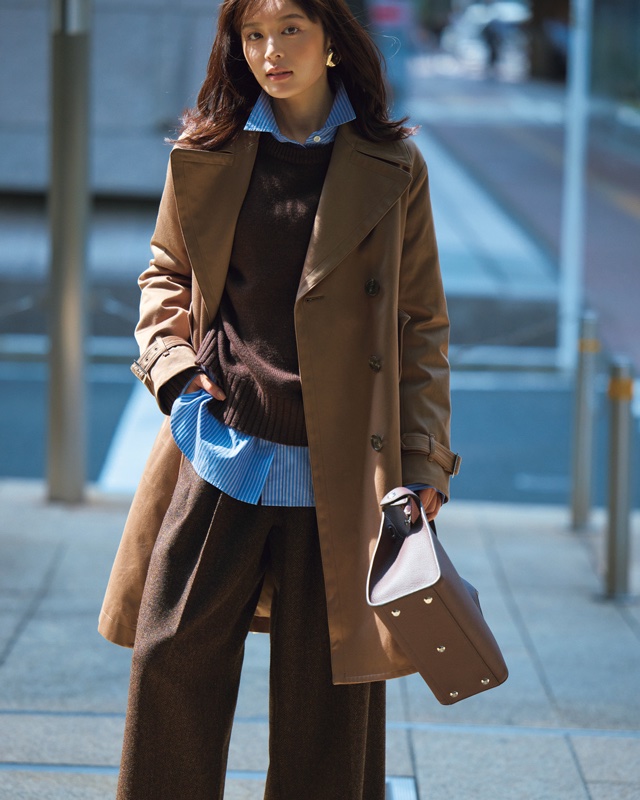 シームレスダウン×ストライプシャツ×ニット×パンツ