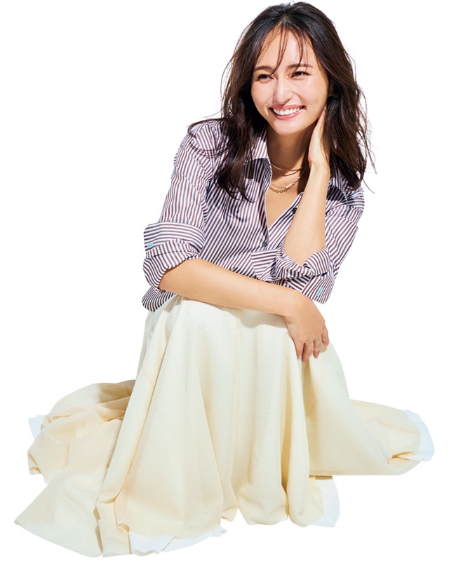 ストライプシャツ×白スカート