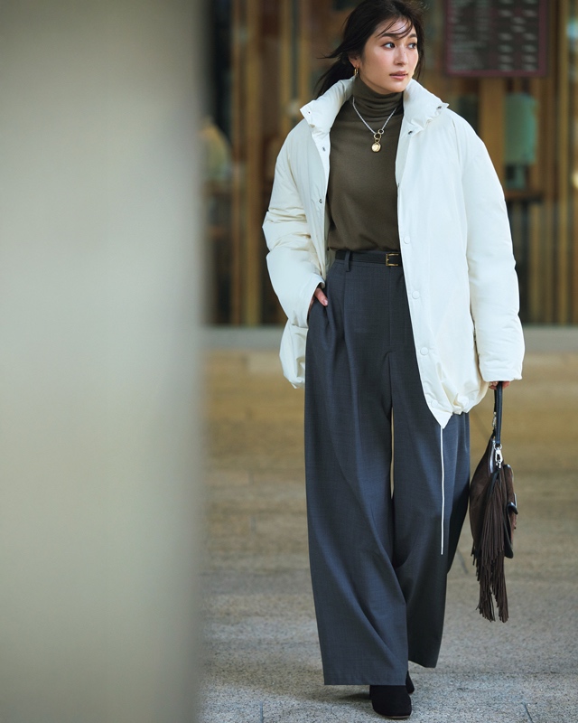 白ダウン×タートルニット×ワイドパンツ