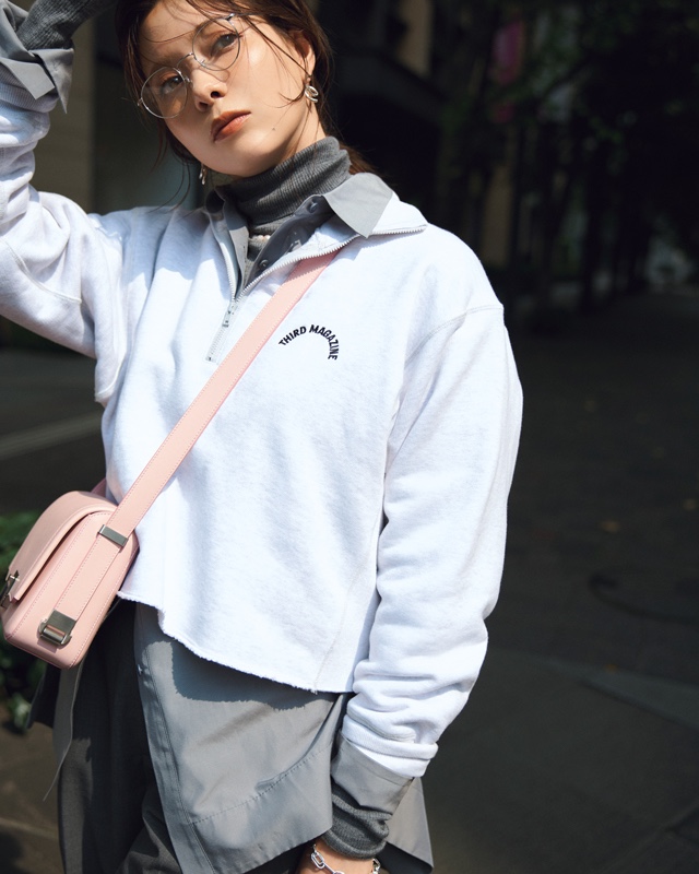 スウェット×シャツ×タートルネックニット