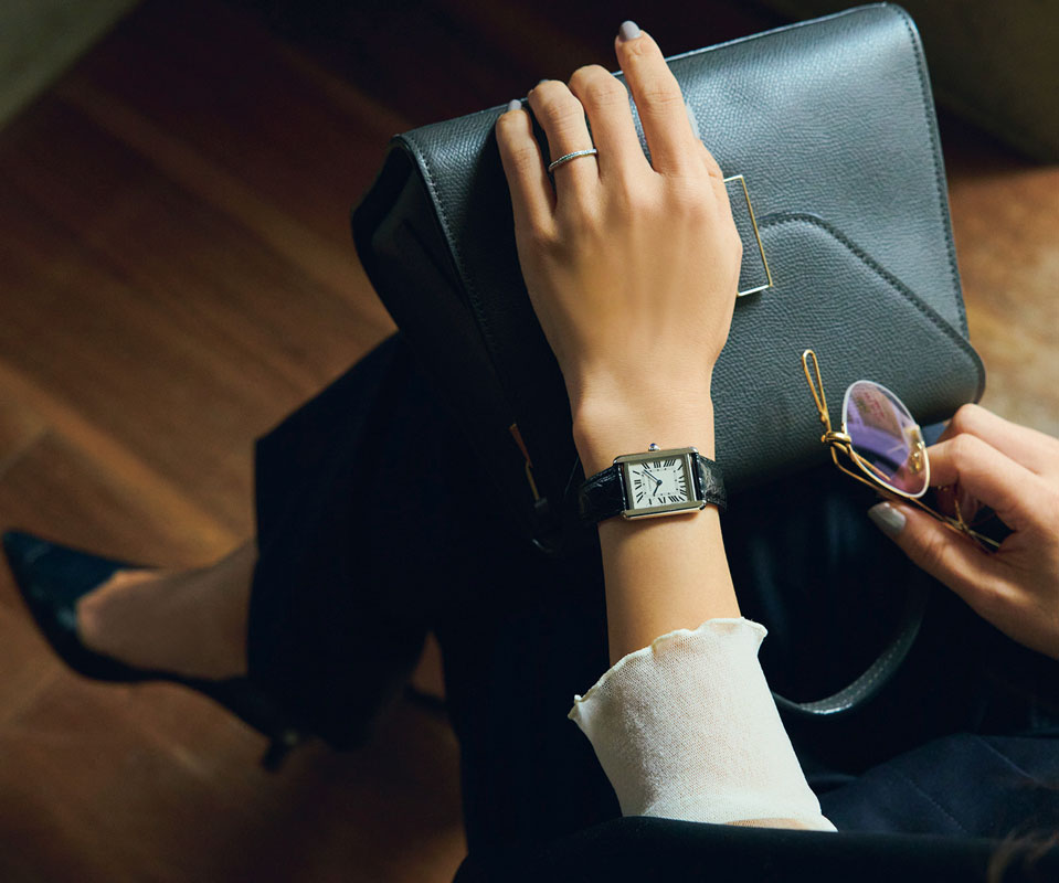 時計とリングの手元