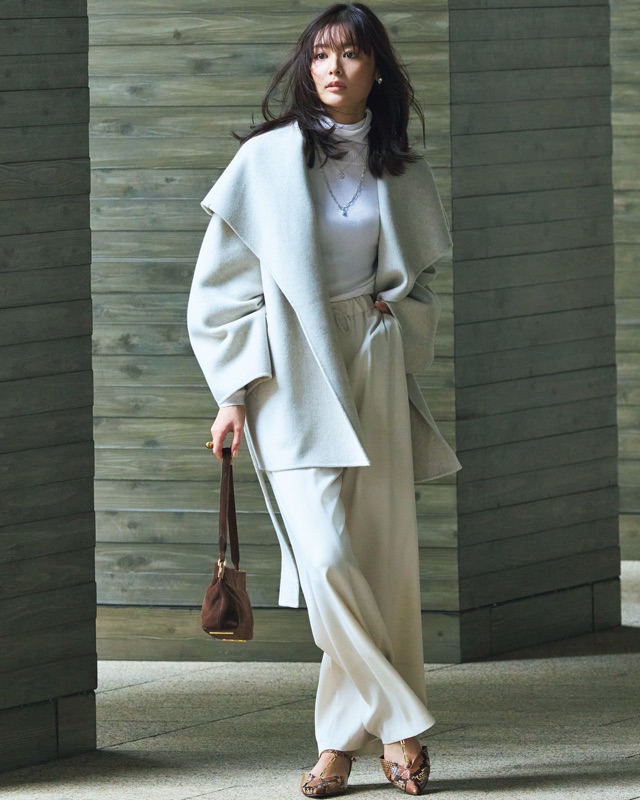ビッグショールコート×白パンツ