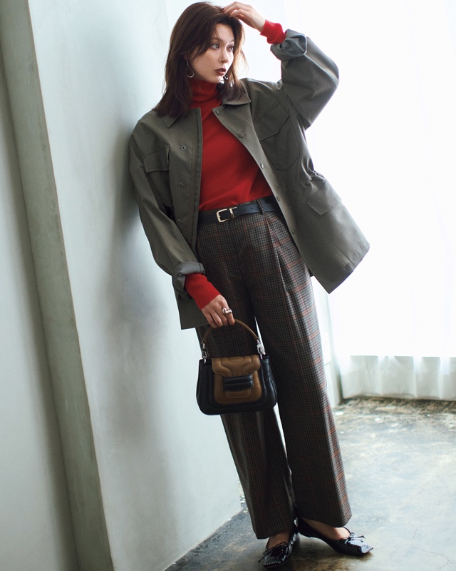 カーキジャケット×赤ニット×チェック柄パンツ