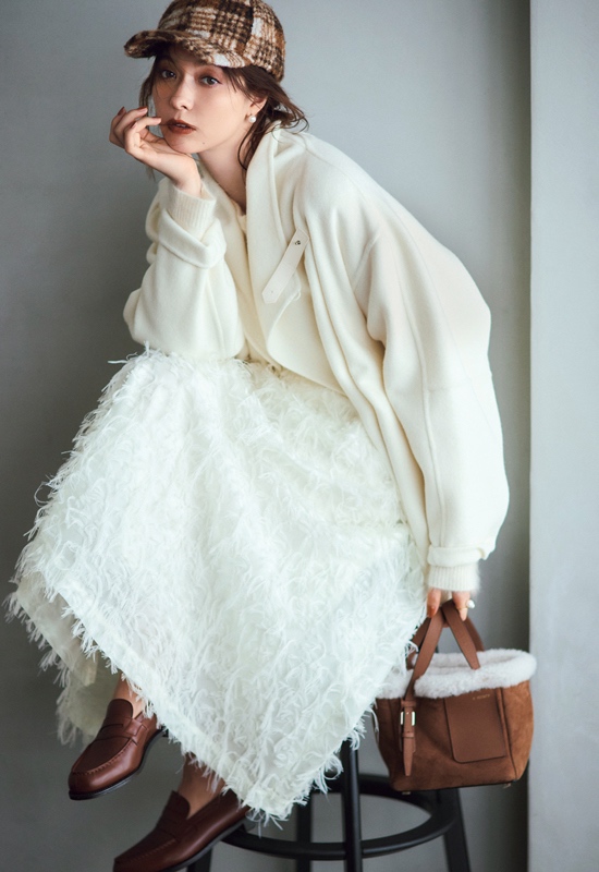 白アウター×白フェザースカート