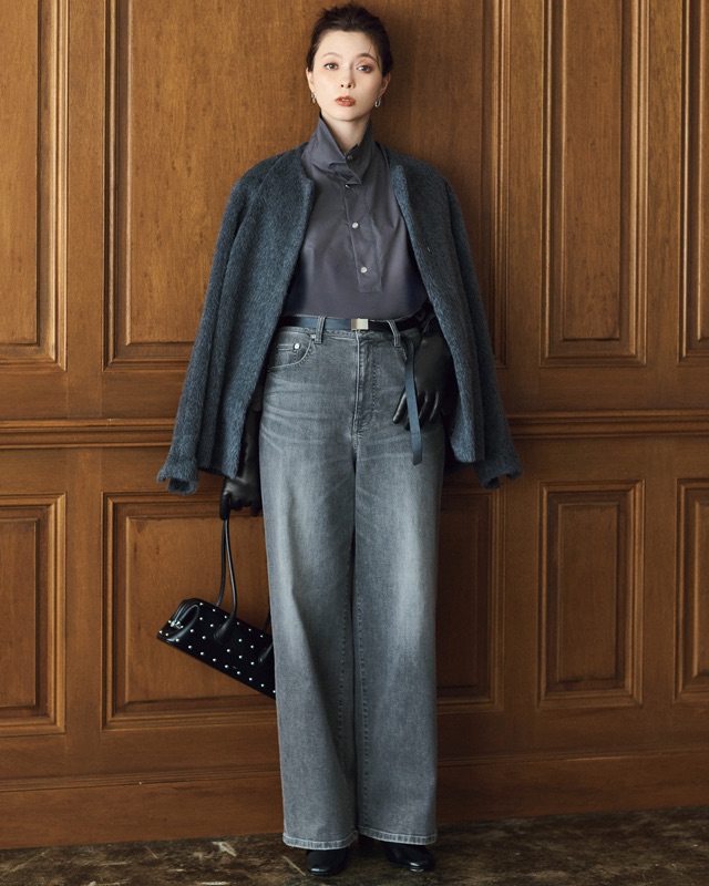 グレーコート×デニムパンツ