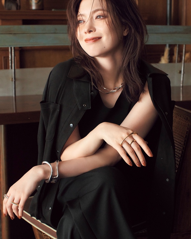 ノースリブラウス×パンツ×ジャケット