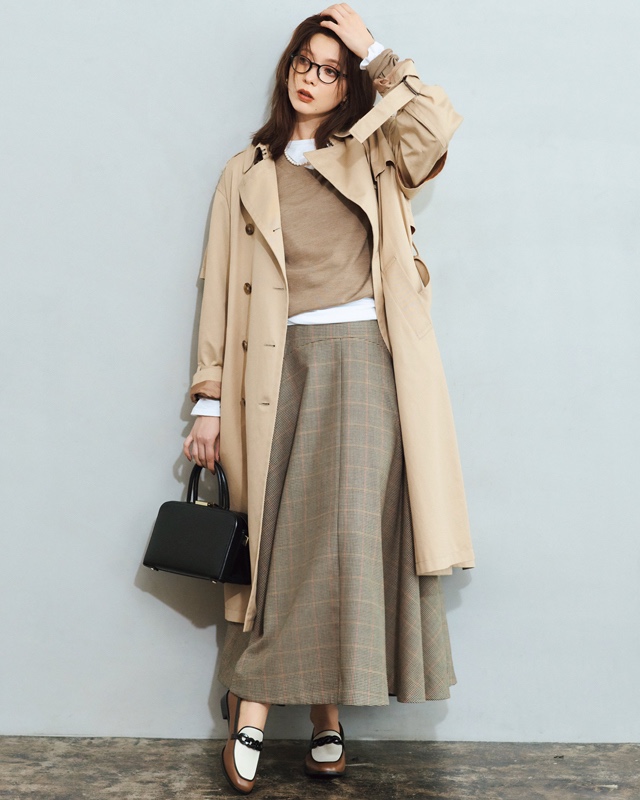 ベージュトレンチ×白T×チェック柄フレアスカート