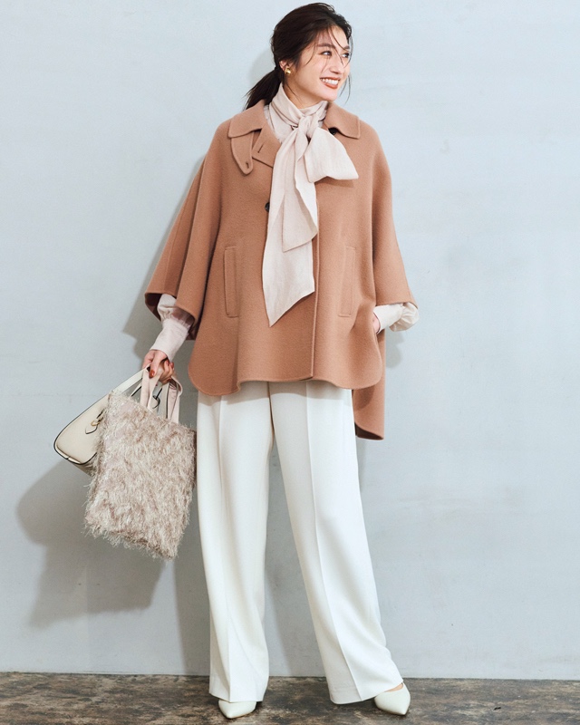 ベージュコート×白パンツ