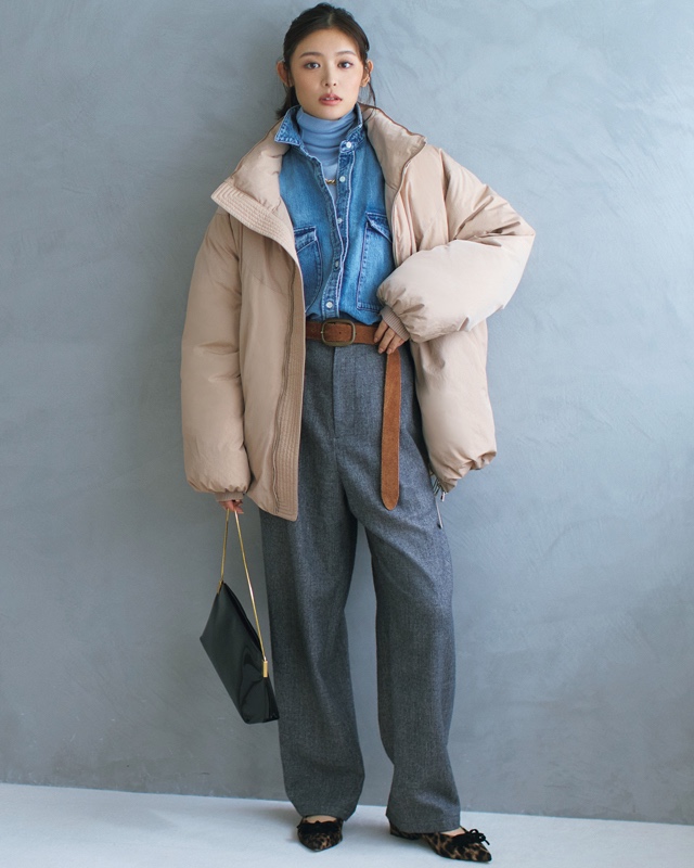 ベージュダウン×デニムシャツ×グレーパンツ