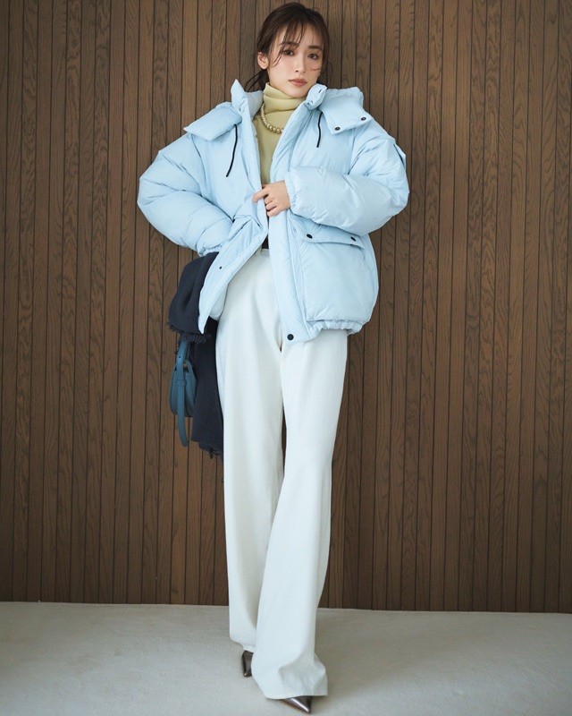 ペールブルーダウン×白パンツ