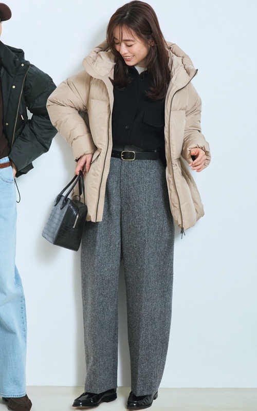ベージュダウン×グレーパンツ