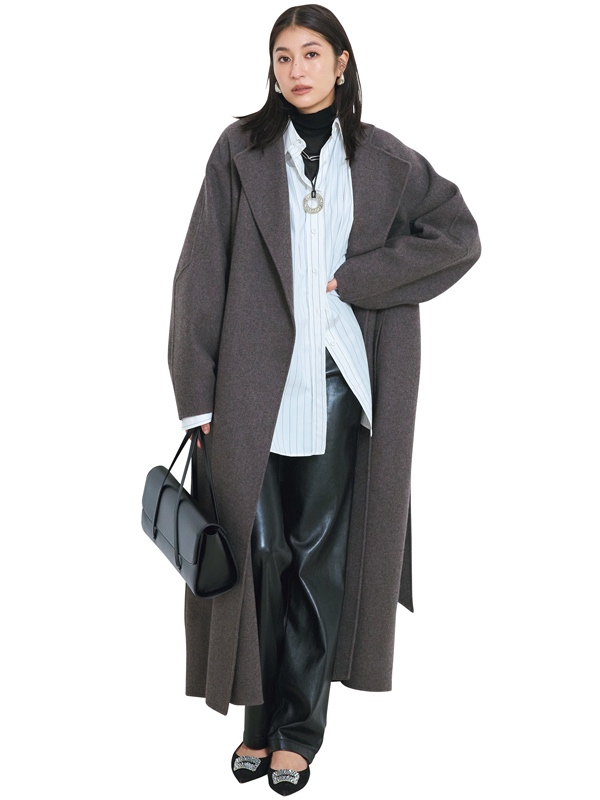 ウールコート×ストライプシャツ×レザー調パンツ