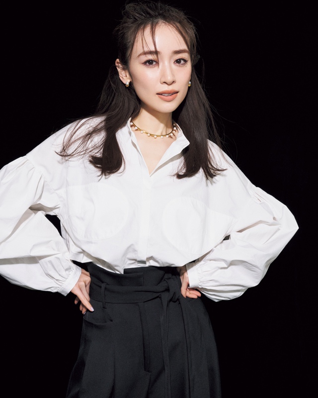 バンドカラーシャツ×黒パンツ